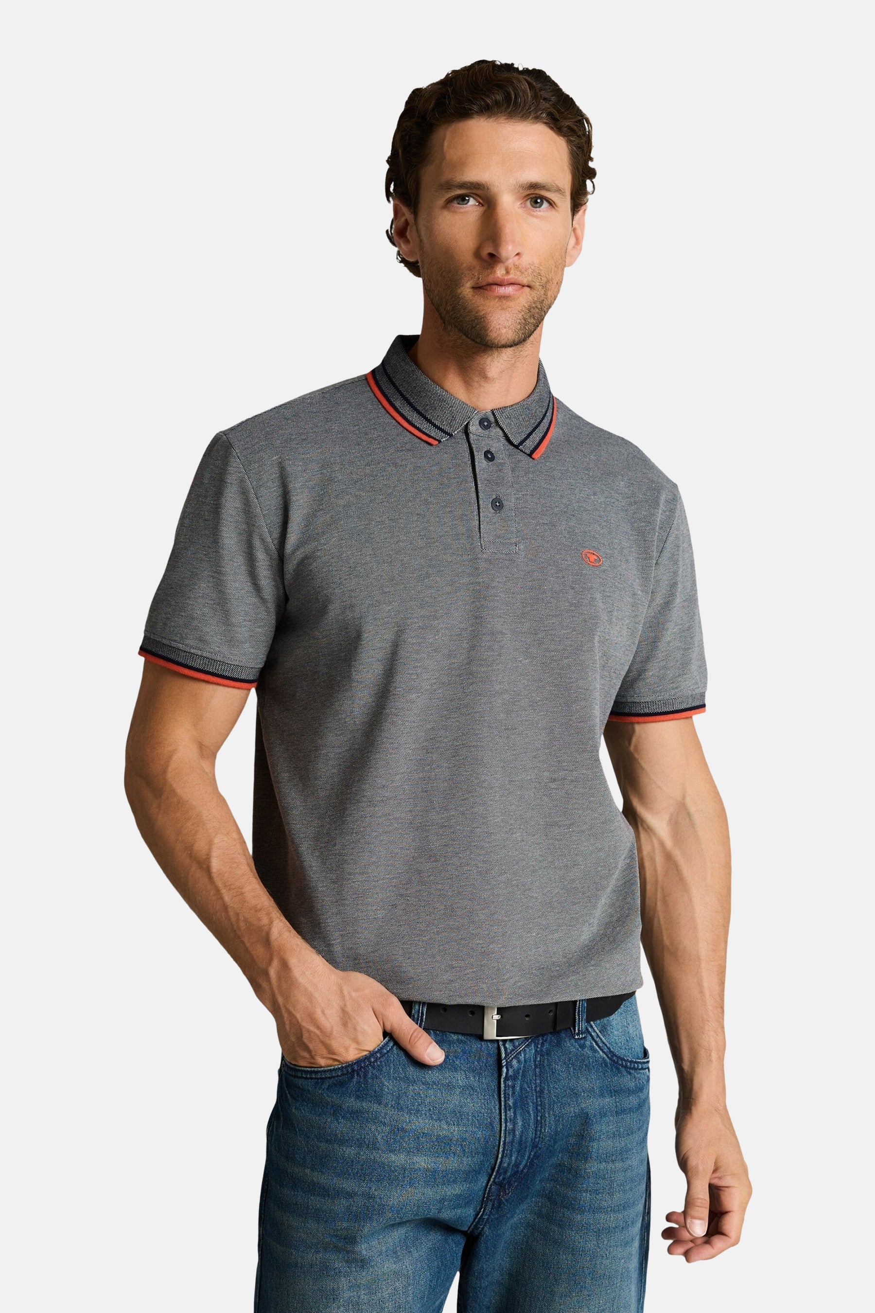 Polo gris chiné de Tom Tailor avec col et bords de manches à rayures orange et bleu marine, et petit logo orange.