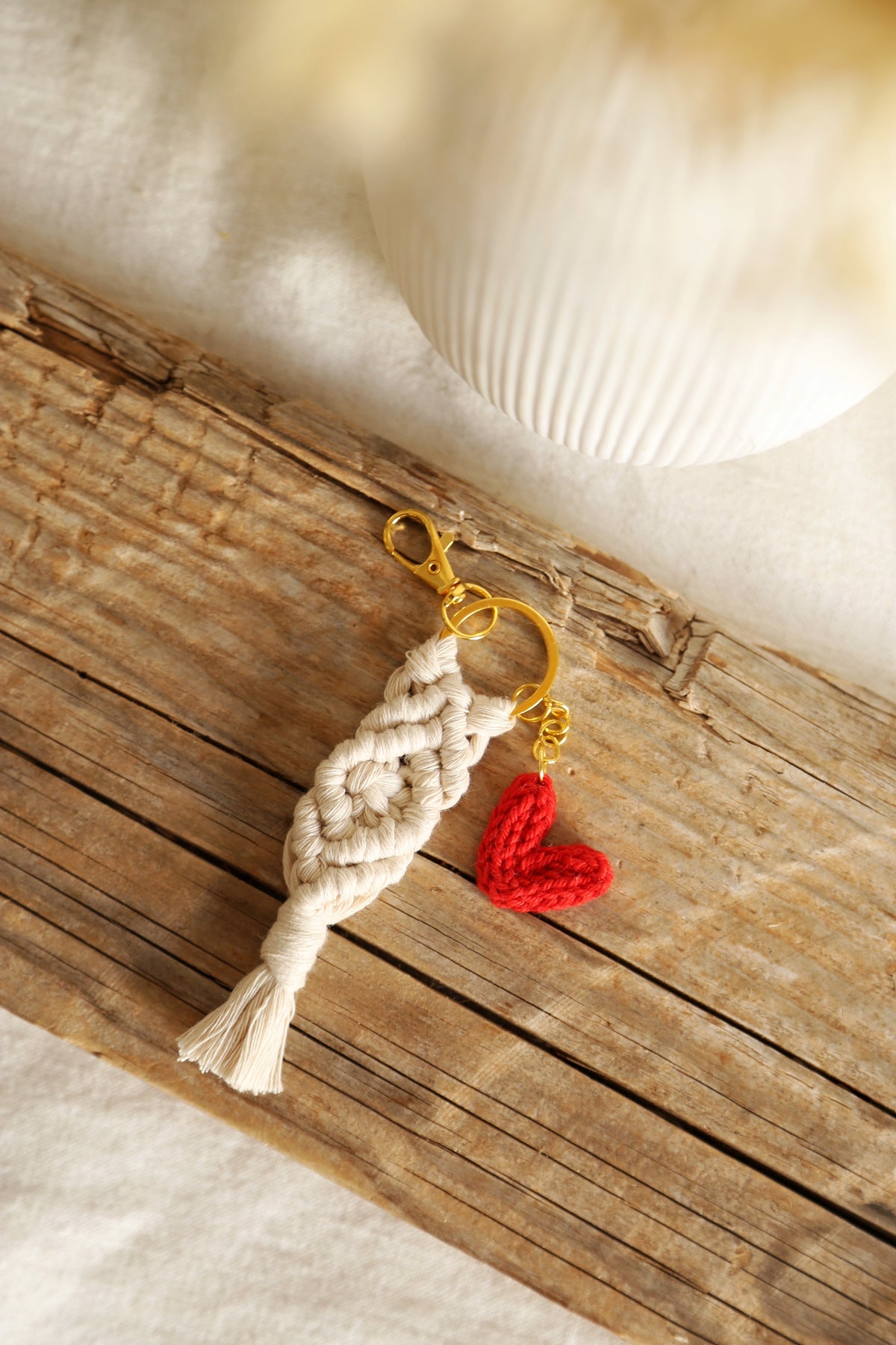 Porte-clés macramé cœur rouge