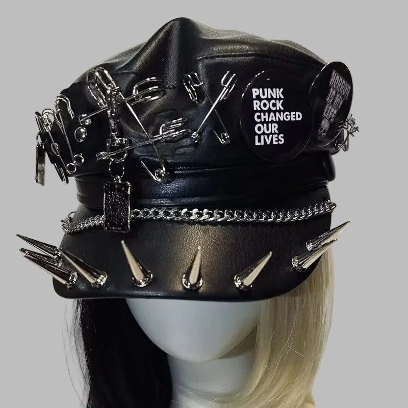 Zwarte punkrockpet met kettingen en spikes