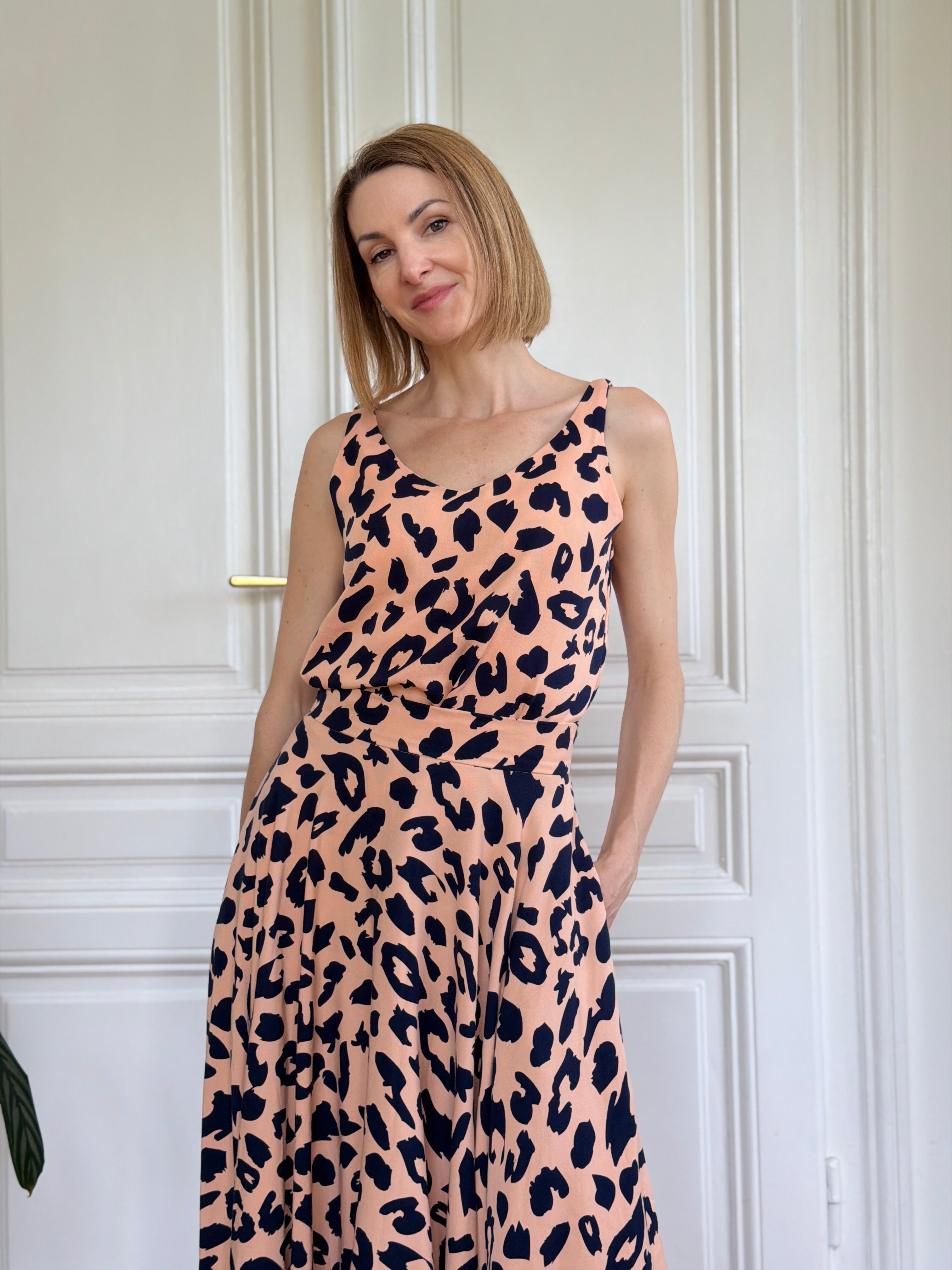 Frau in Trägershirt aus Viskose in Leoprint mit passendem Tellerrock; Urheber: Mini & Eve