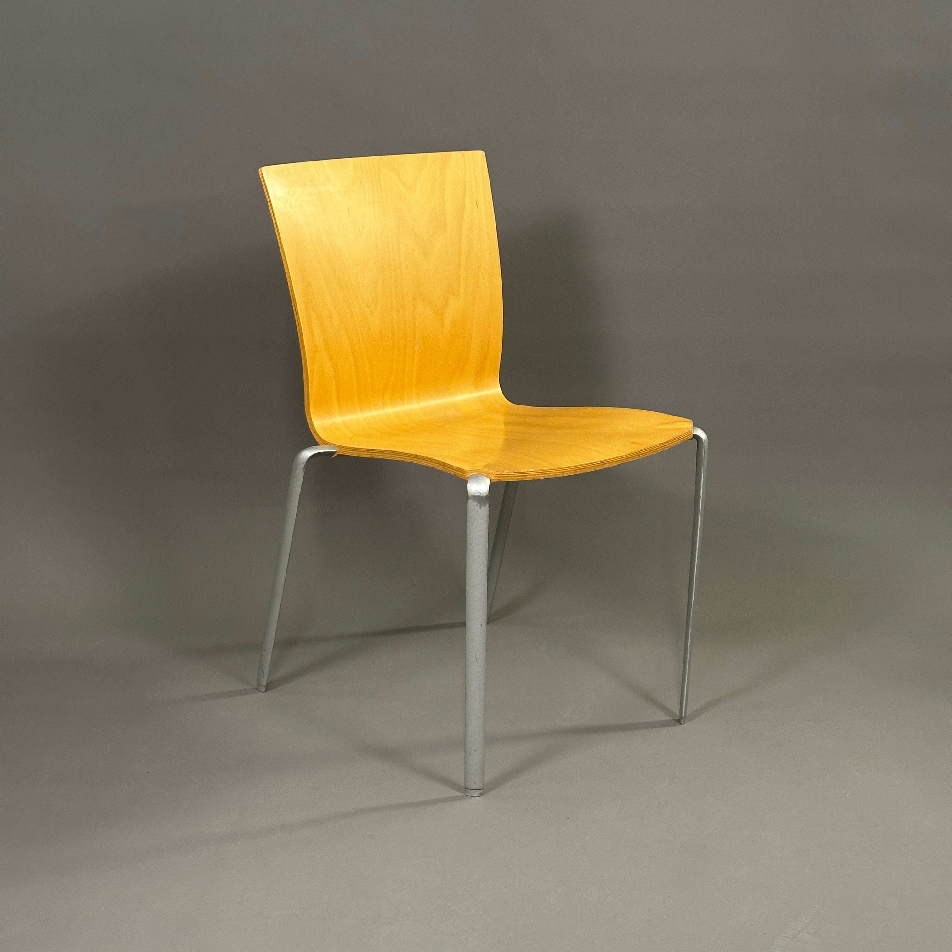 Vitra Taino Stapelstuhl aus Holz mit Metallgestell, modernes Design, reduziert