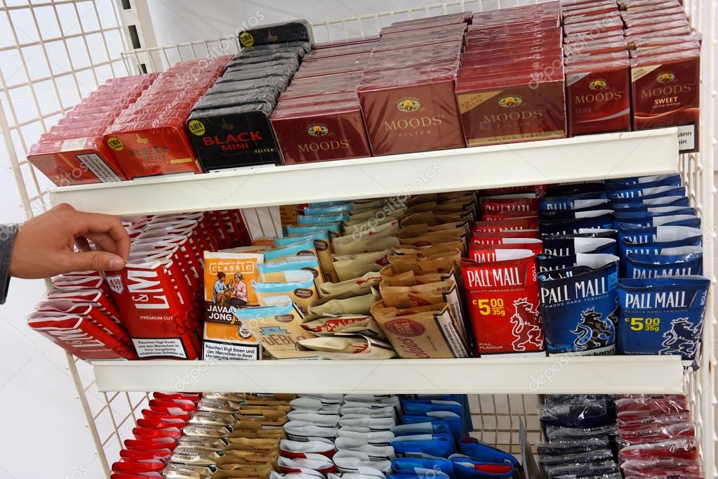 roll own cigarettes Roll-your-own cigarettes — Stock Editorial Photo ©  defotoberg #79638446