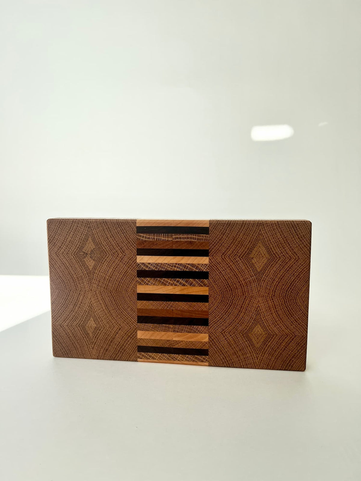 Skärbräda av ek, körsbär, lönn, valnöt – Handgjord i ändträ, 28x16 cm